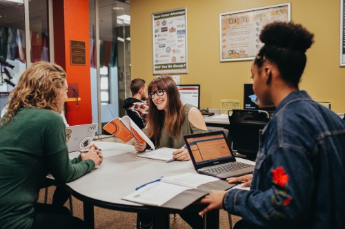 ƽ students studying on campus 