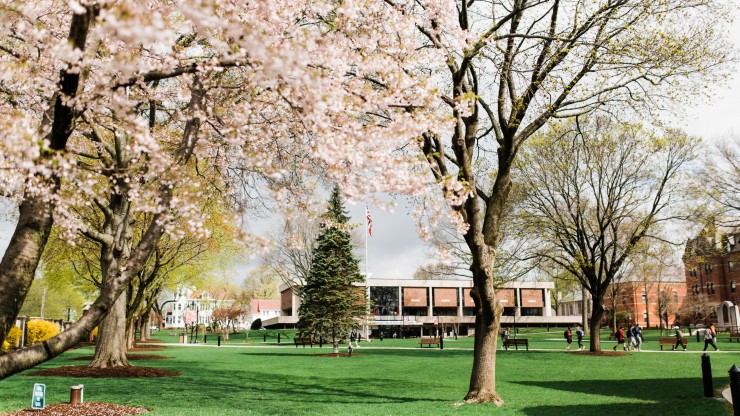 ۶Ƶ Campus in the spring