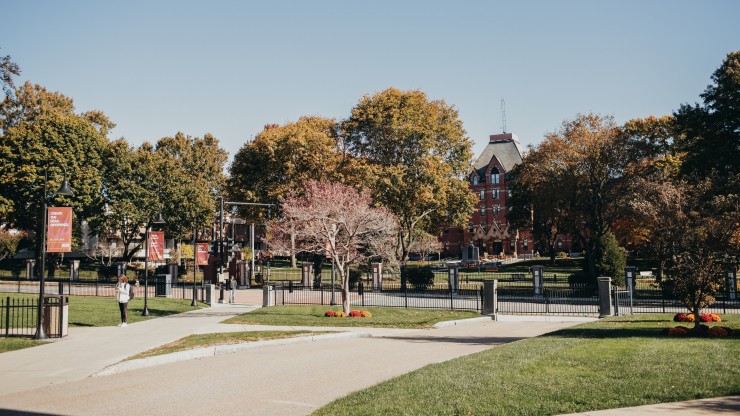 Students walking on the ۶Ƶ campus during the fall