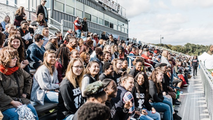 Students at homecoming at Ƶ