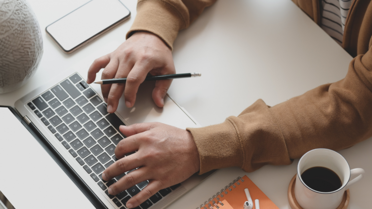 A ÂÒÂ×ÊÓƵ student working on a laptop