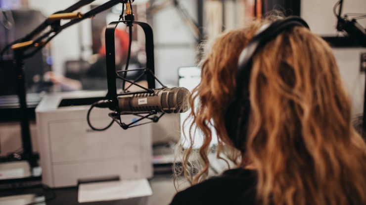 A ۶Ƶ student learning how to become a podcaster