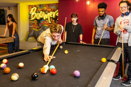 Students in ��ɫ club volunteering
